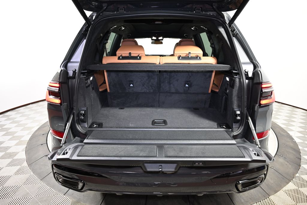 Thumbnail: 2026 BMW X7 - 10