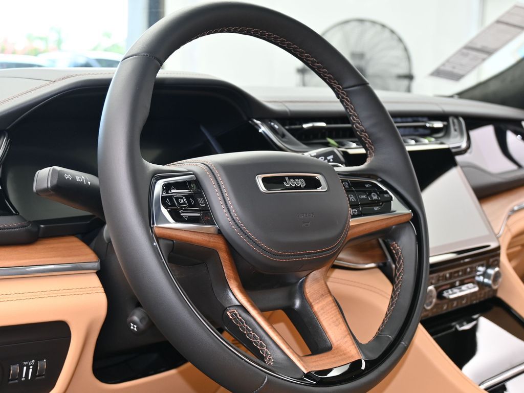 New 2025 Diamond Black Crystal Pearlcoat Jeep Summit image 14