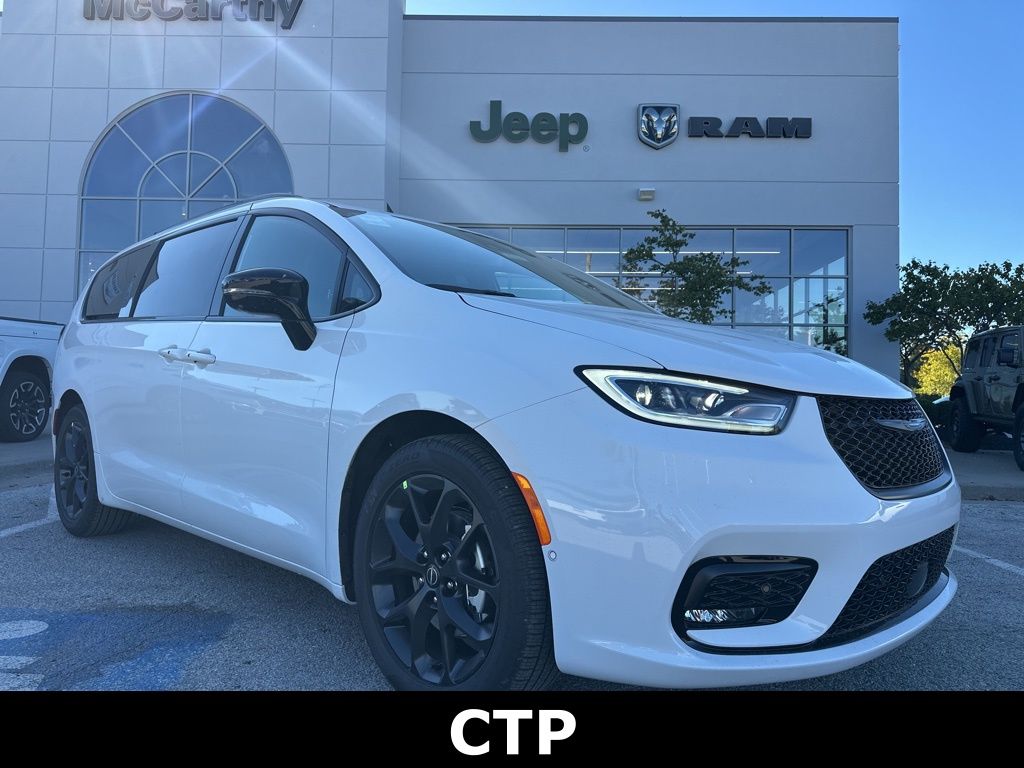 2026 Chrysler Pacifica Select's photo