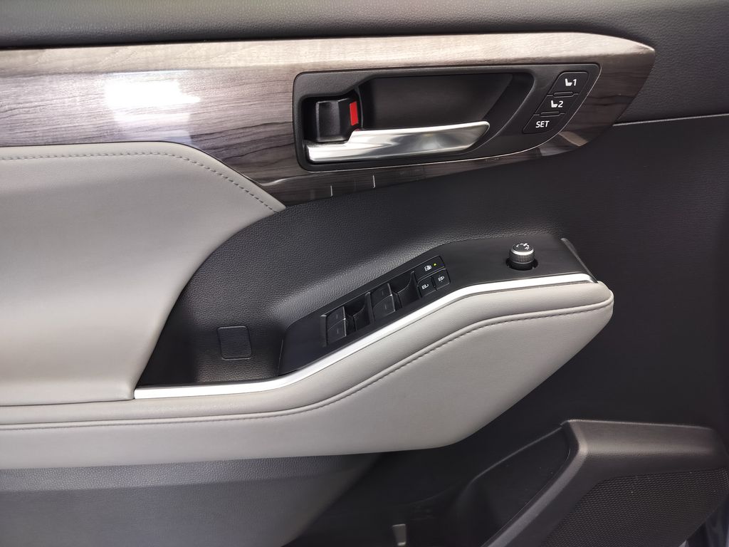 Thumbnail: 2021 Toyota Highlander - 7