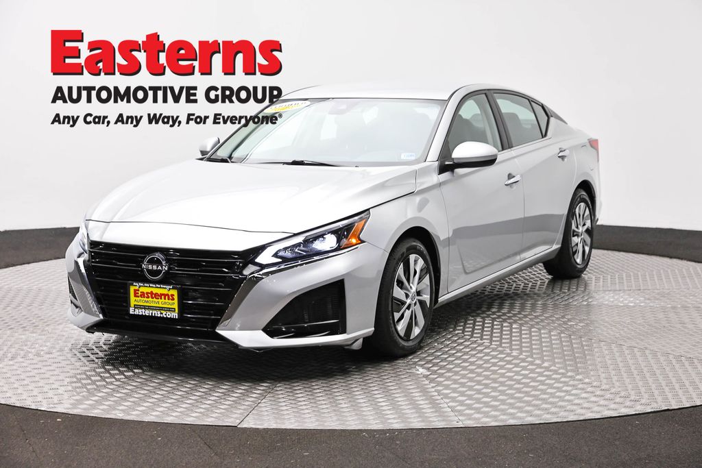 Brilliant Silver Metallic 2023 Nissan Altima Sedan Front-Wheel Drive Continuously Variable Transmission
