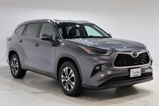 Magnetic Gray Metallic 2023 Toyota Highlander XLE FWD SUV / Crossover Front-Wheel Drive 8-Speed Automatic