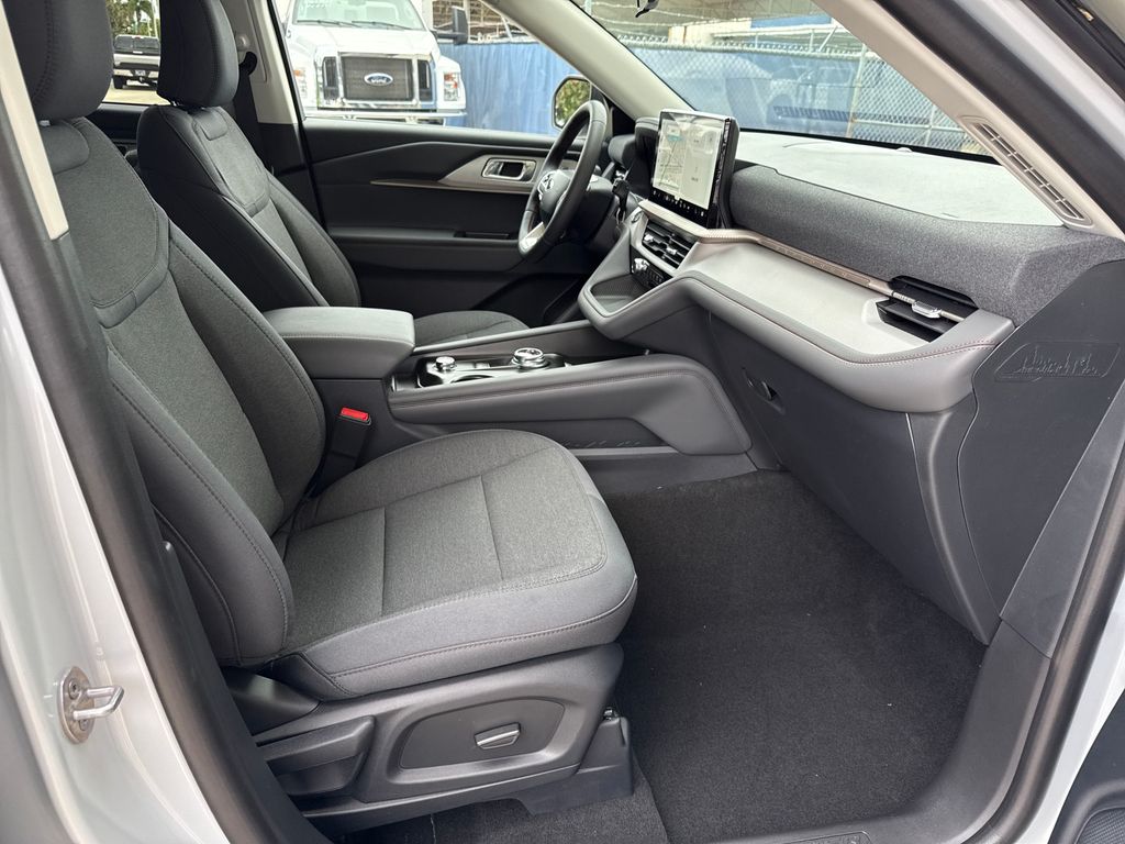 2025 Ford Explorer photo 16