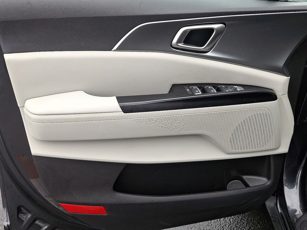 Thumbnail: 2023 Kia Carnival - 16