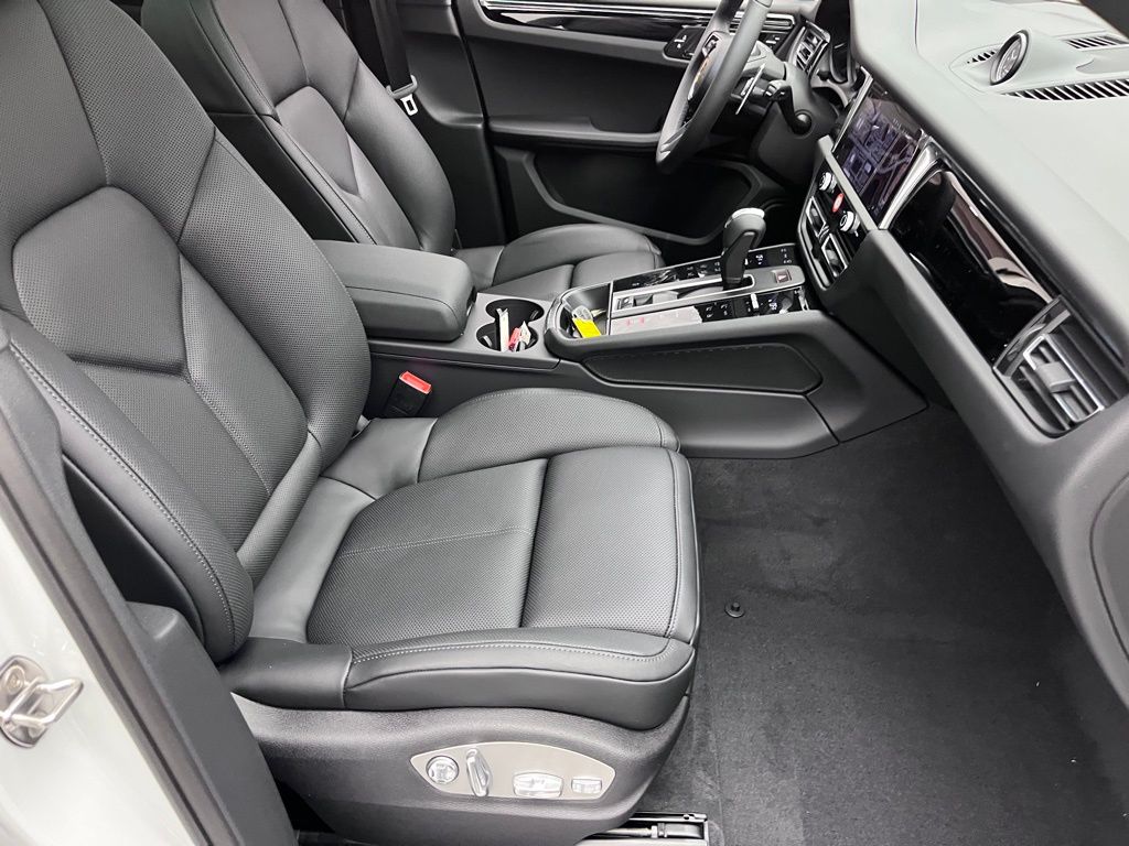 2025 Porsche Macan  27