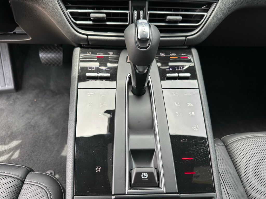 Thumbnail: 2025 Porsche Macan - 23