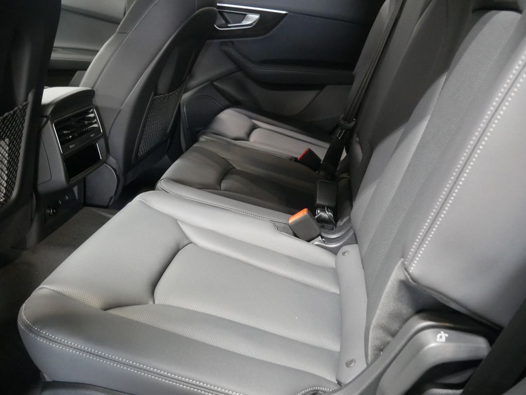 Thumbnail: 2026 Audi Q7 - 21