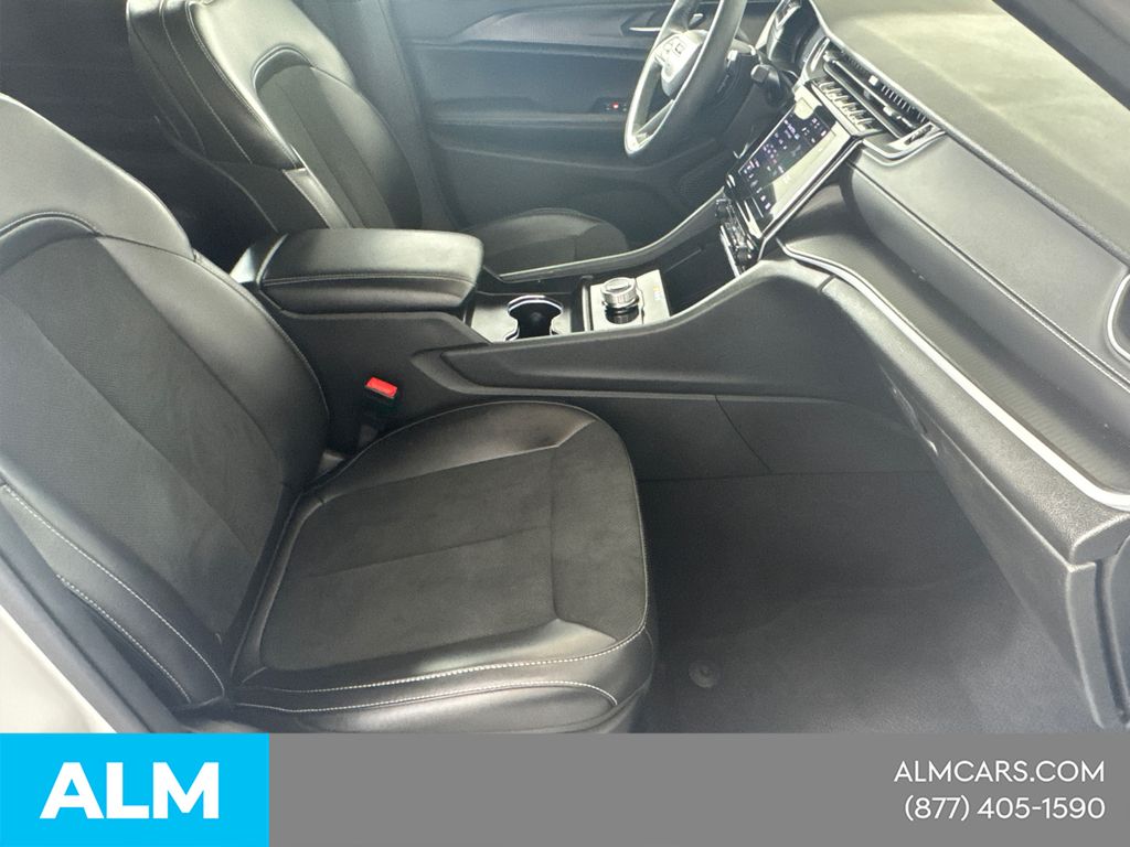 Used 2025 White Jeep Altitude image 16