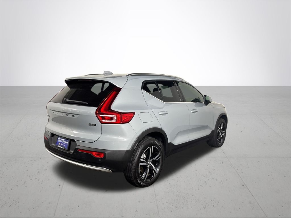 2025 Volvo XC40 B5 Core
