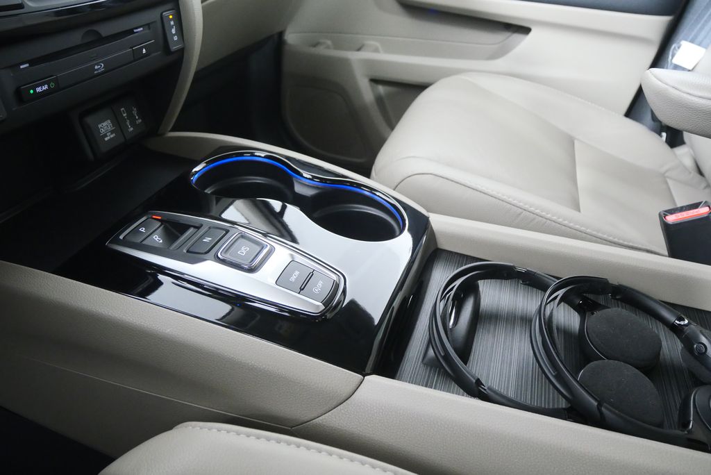 Thumbnail: 2017 Honda Pilot - 28