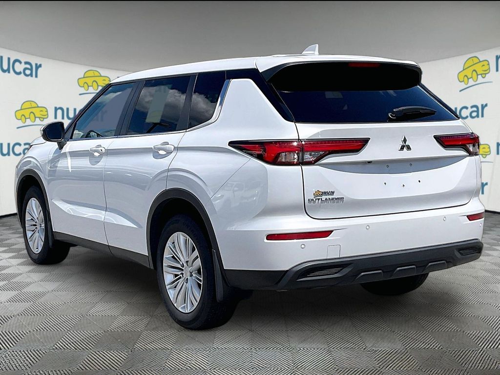 2023 Mitsubishi Outlander — photo 4
