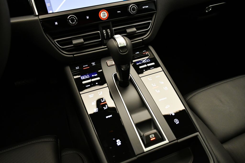 Thumbnail: 2026 Porsche Macan - 32