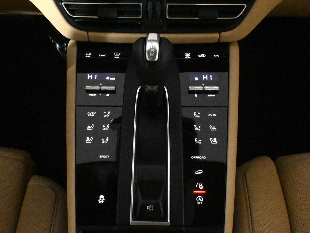 Thumbnail: 2026 Porsche Macan - 26