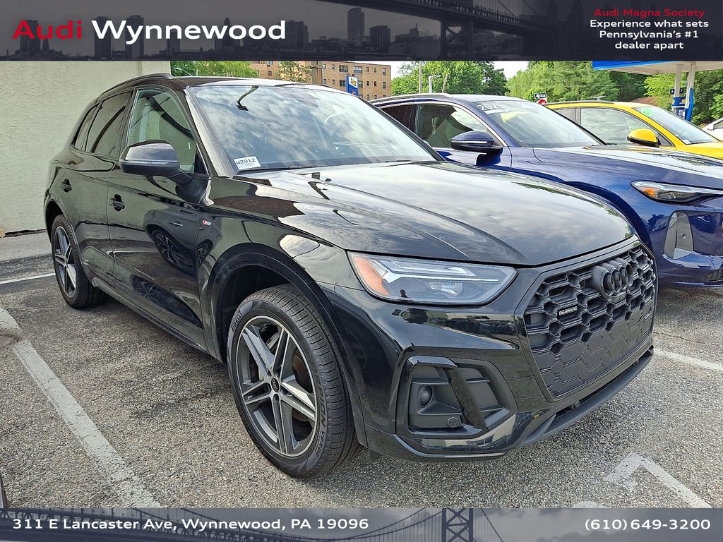 Black Metallic 2023 Audi Q5 Hybrid Plug-in e quattro Premium Plus S Line AWD SUV / Crossover All-Wheel Drive 7-Speed Automatic