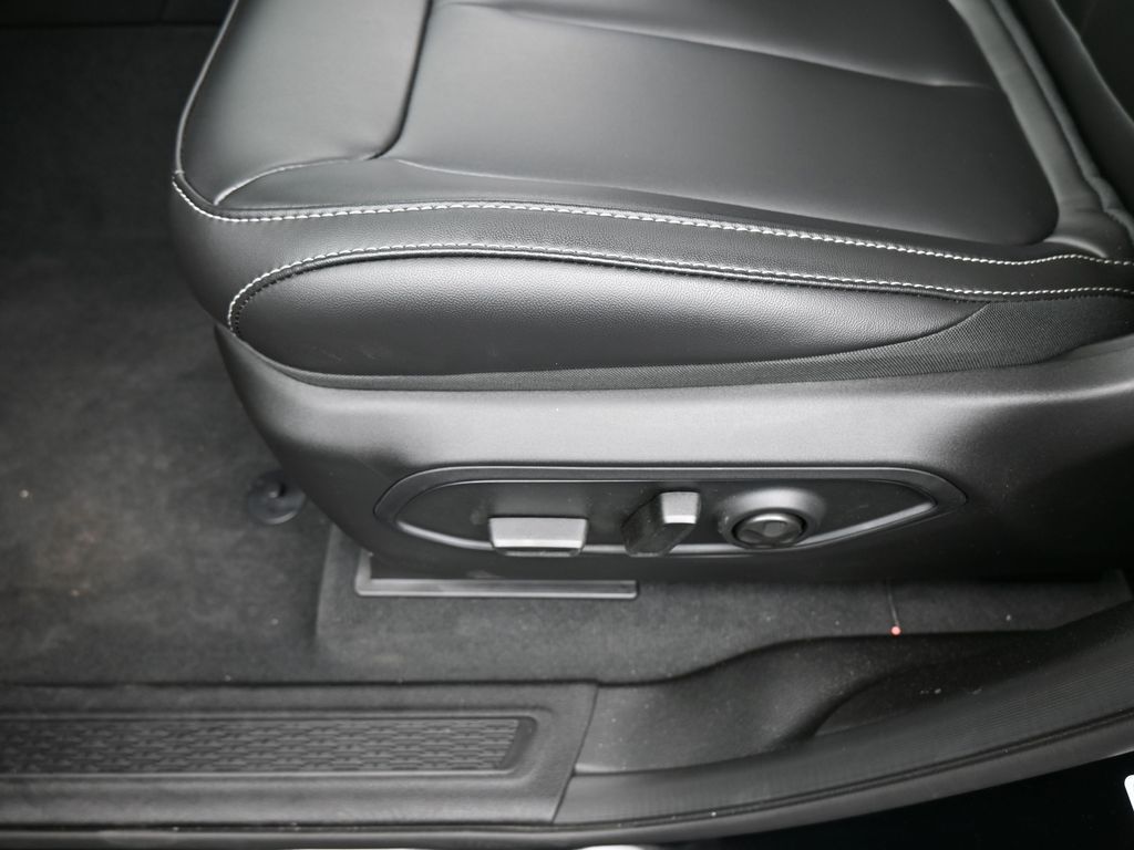 New 2026 Diamond Black Crystal Pearlcoat Jeep Limited image 16