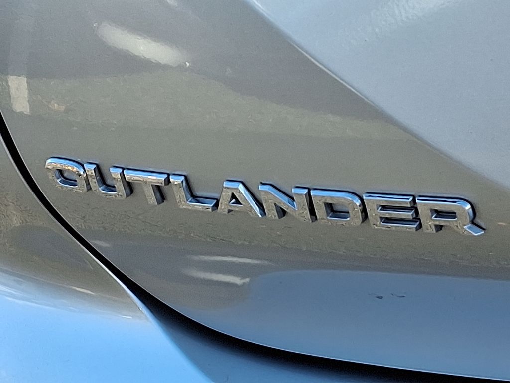 Thumbnail: 2022 Mitsubishi Outlander - 32