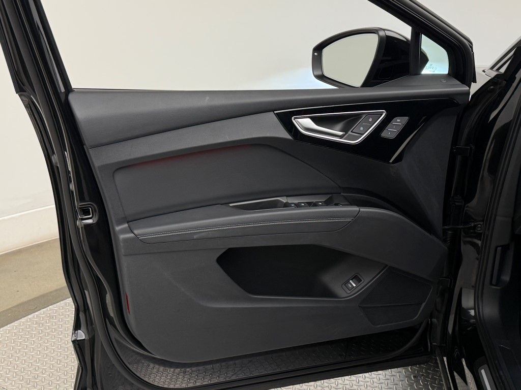 Thumbnail: 2022 Audi Q4 e-tron - 28