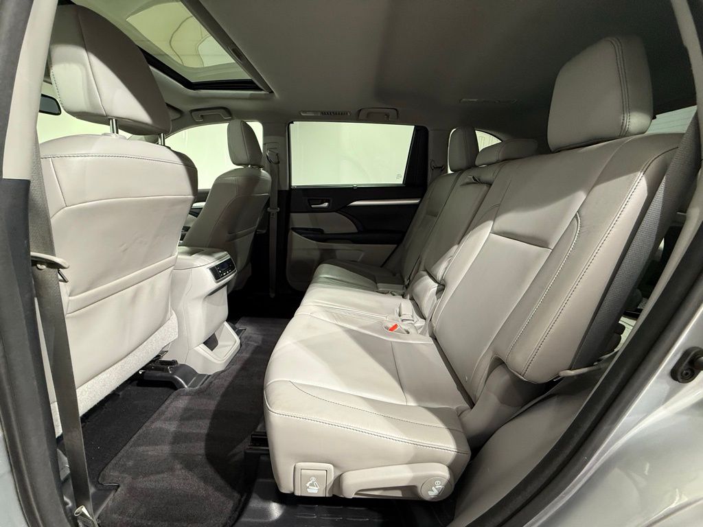 Thumbnail: 2015 Toyota Highlander - 20