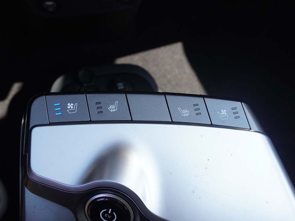 Used 2024 White Kia Wind image 52
