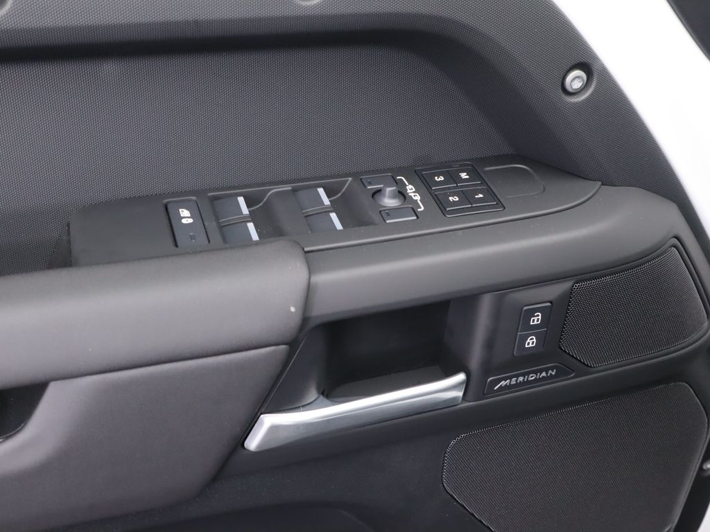 2025 Land Rover Defender 130 25