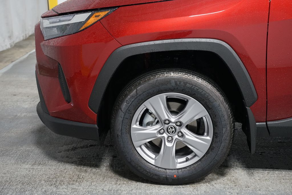 2025 Toyota RAV4 XLE 5