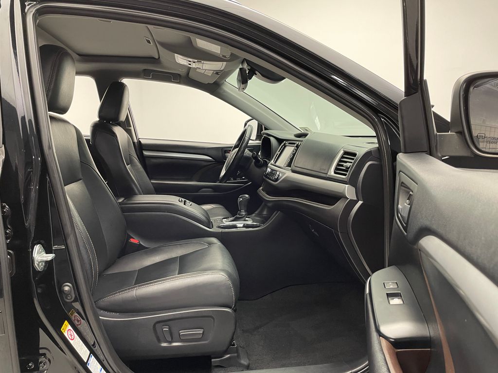 2019 Toyota Highlander XLE 17