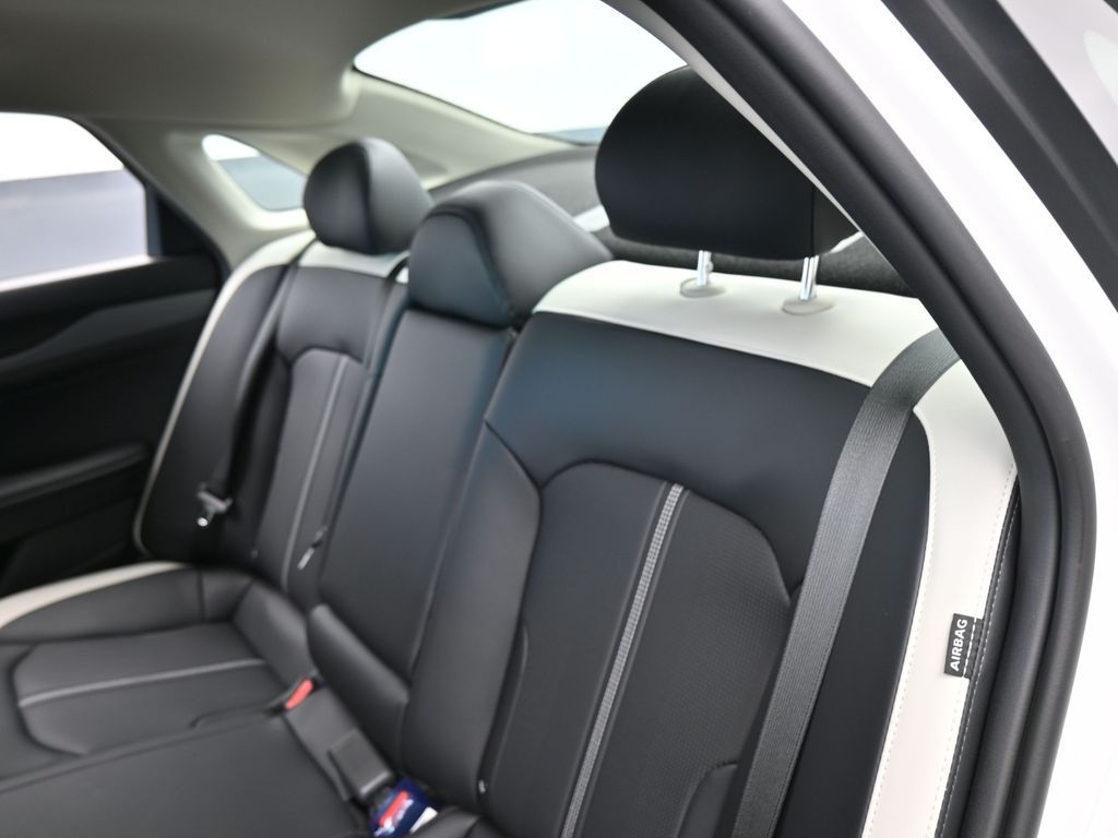 New 2025 Snow White Pearl Kia LXS image 28
