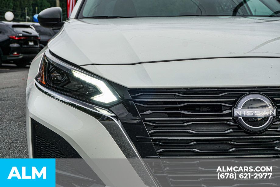 Used 2025 White Nissan 2.5 SV image 11