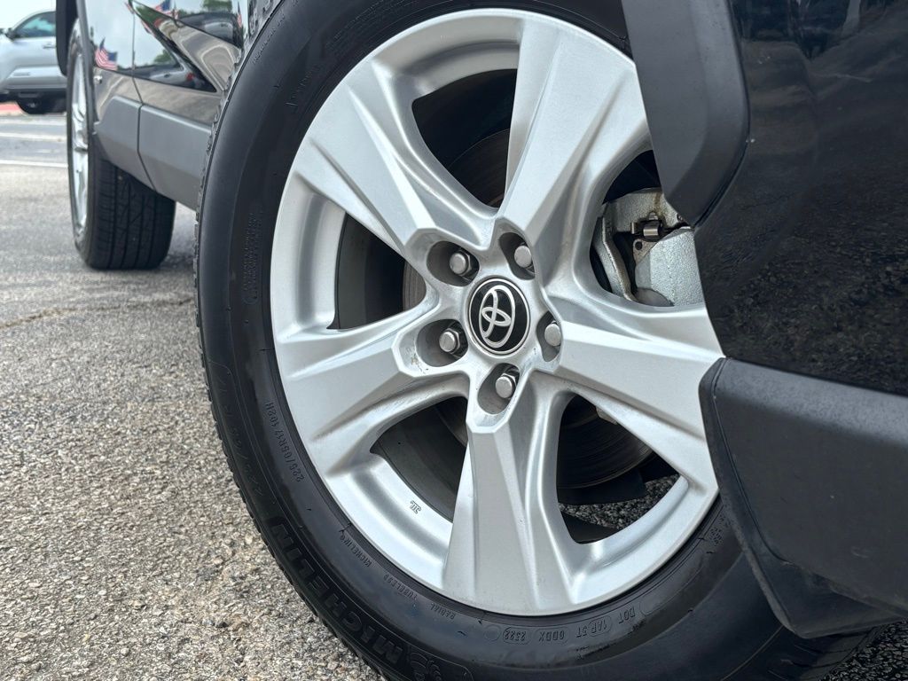 2021 Toyota RAV4 Hybrid XLE photo