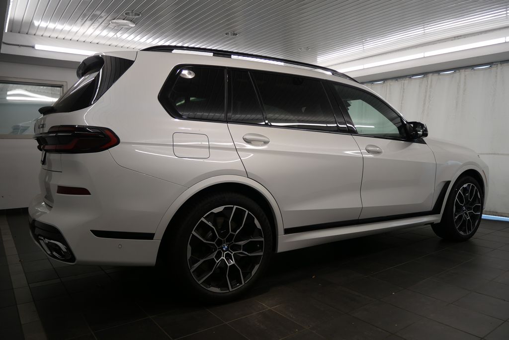 2025 BMW X7 M60i 8