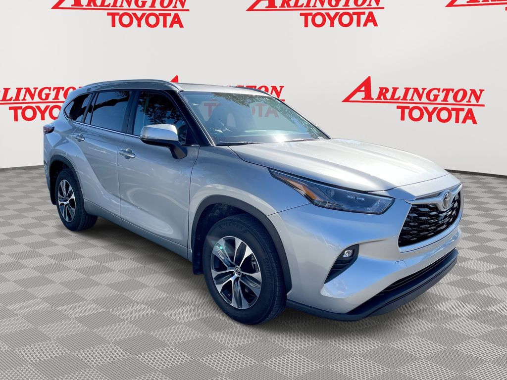 2024 Toyota Highlander XLE's photo