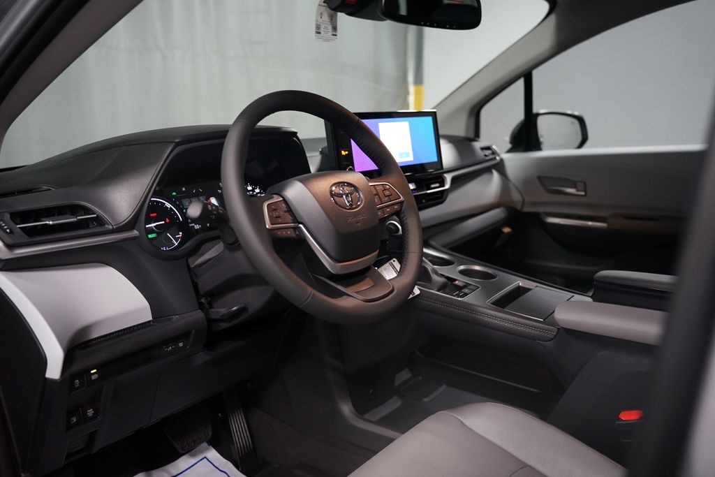 Thumbnail: 2025 Toyota Sienna - 18