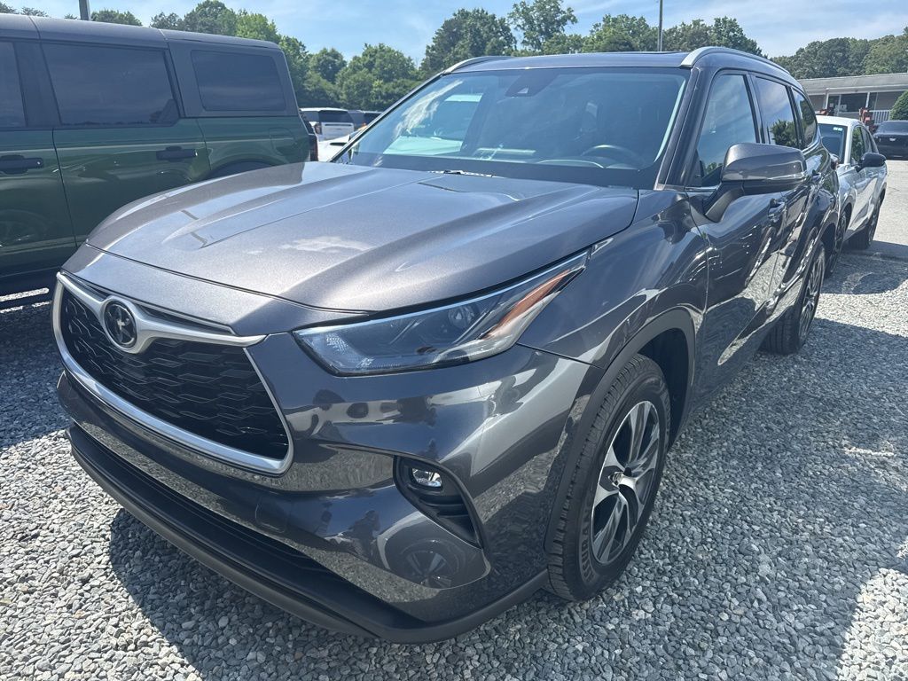2022 Toyota Highlander XLE 4x2 V6's photo