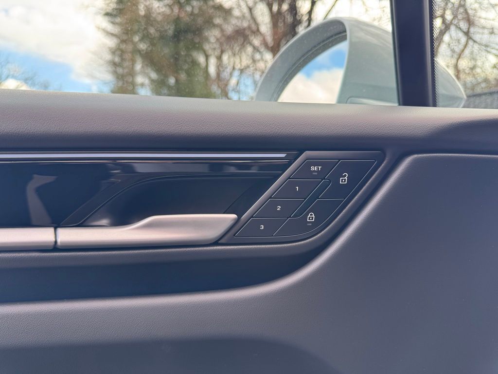 2025 Porsche Macan T 29