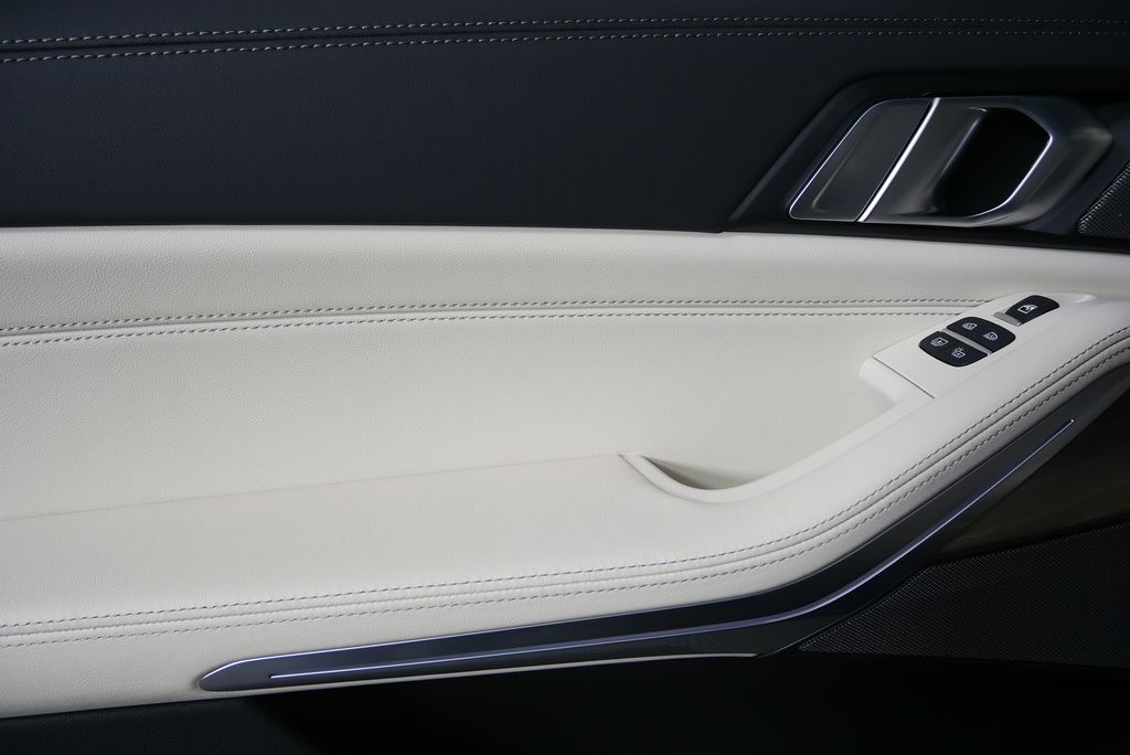 Thumbnail: 2026 BMW X7 - 14