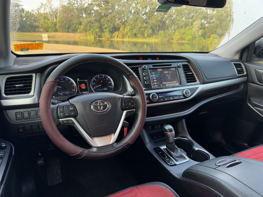 2019 Toyota Highlander LE 12