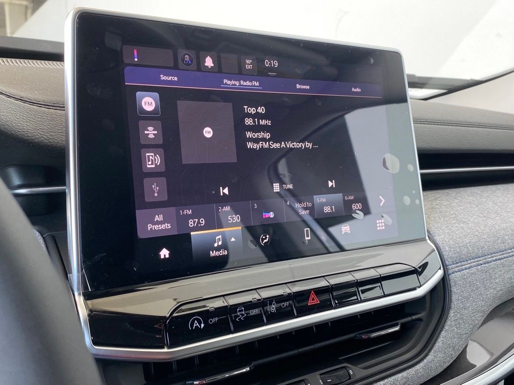 New 2022 Bright White Clearcoat Jeep Latitude image 11