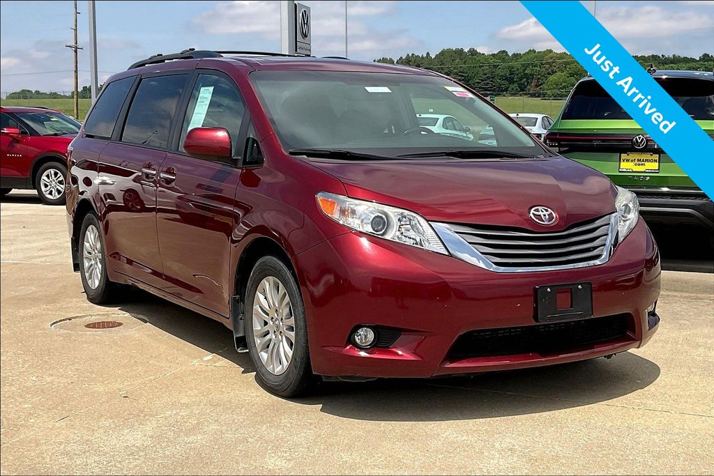 2017 Toyota Sienna XLE 7-Passenger Auto Access Seat FWD