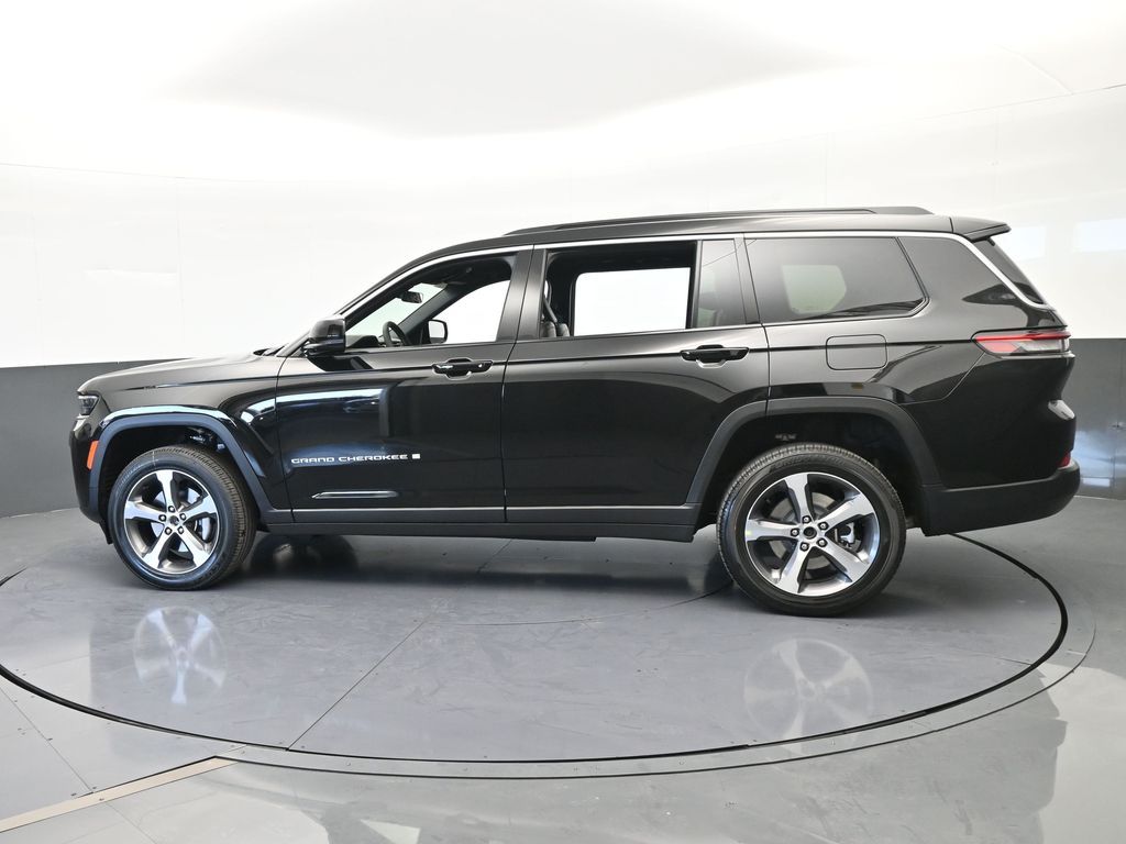 New 2026 Diamond Black Crystal Pearlcoat Jeep Limited image 3
