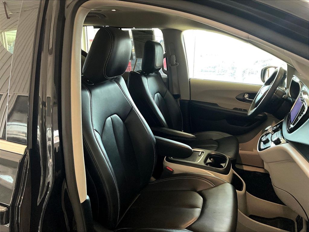 2023 Chrysler Pacifica — photo 11