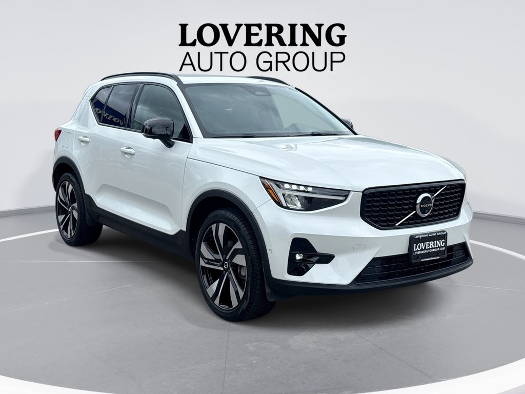 Crystal White Metallic 2023 Volvo XC40 SUV / Crossover All-Wheel Drive Automatic