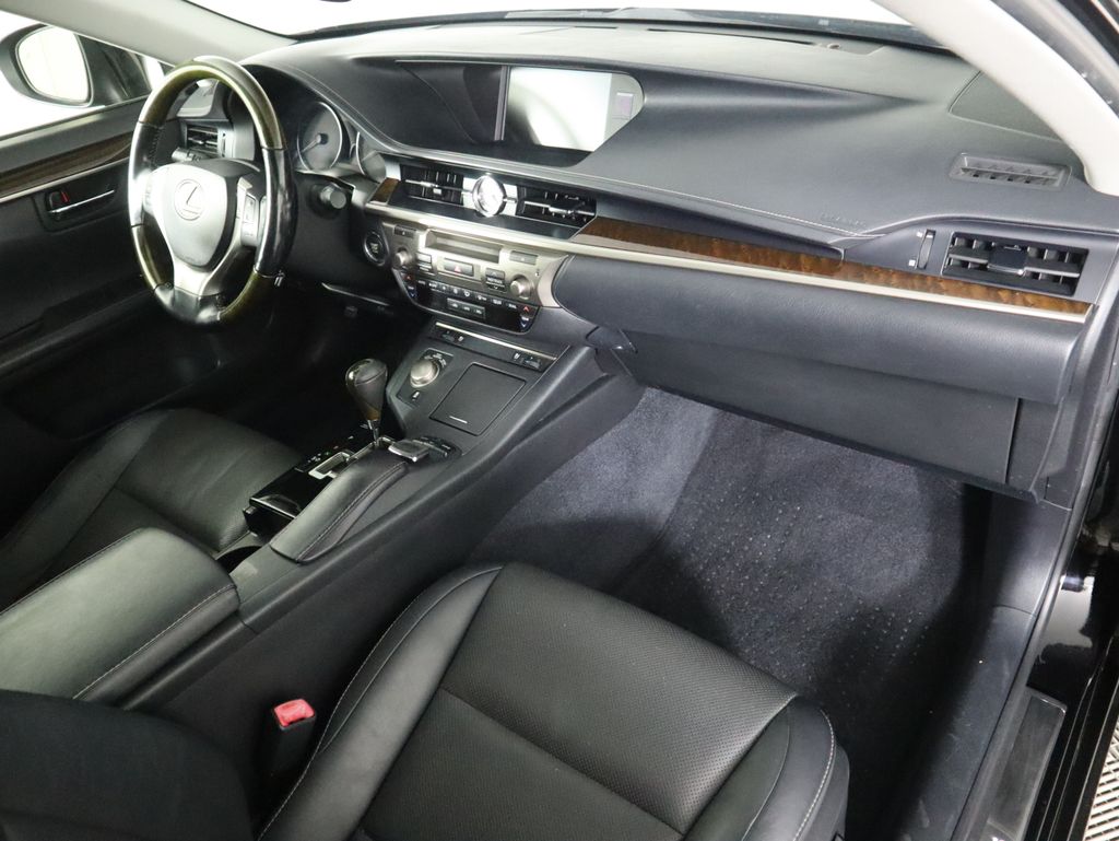 Thumbnail: 2015 Lexus ES - 18