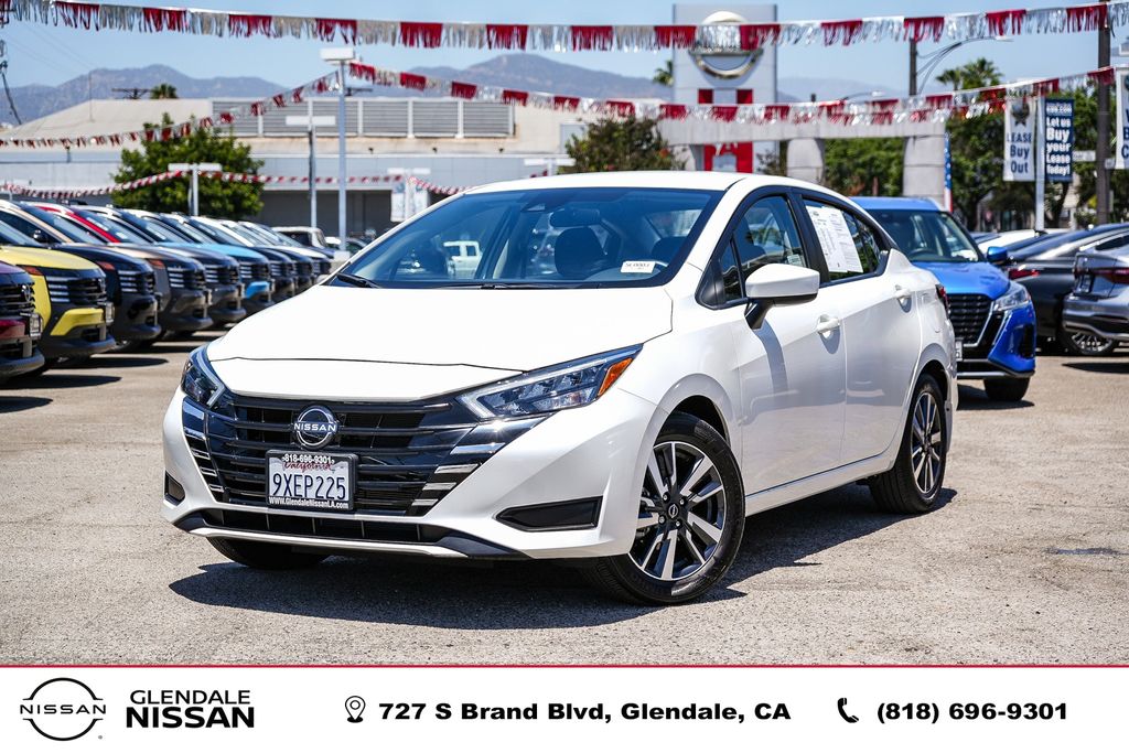 Aspen White Tricoat 2025 Nissan Versa Sedan Front-Wheel Drive Continuously Variable Transmission