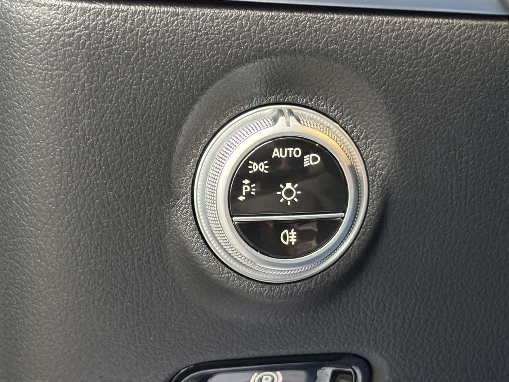 Thumbnail: 2025 Mercedes-Benz C-Class - 18