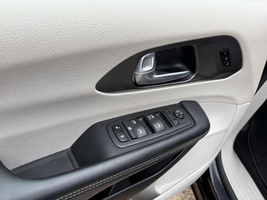 2024 Chrysler Pacifica Touring L - 9