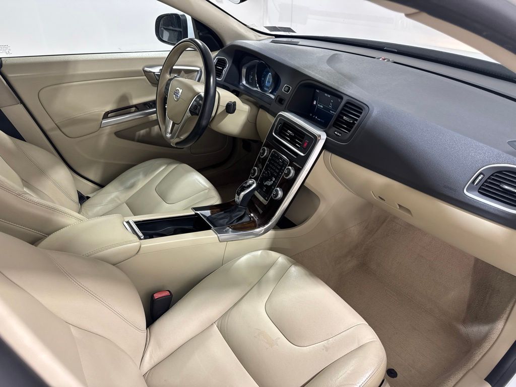 Used 2015 White Volvo T5 Premier image 27