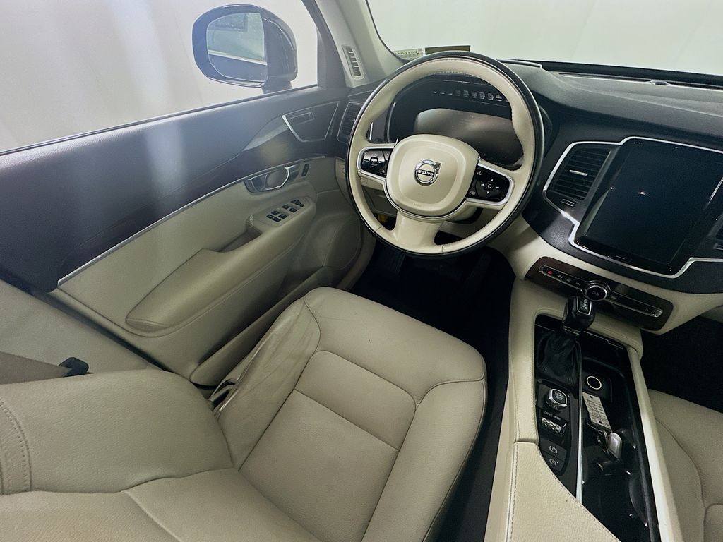 Used 2019 Blue Volvo T6 Momentum image 9