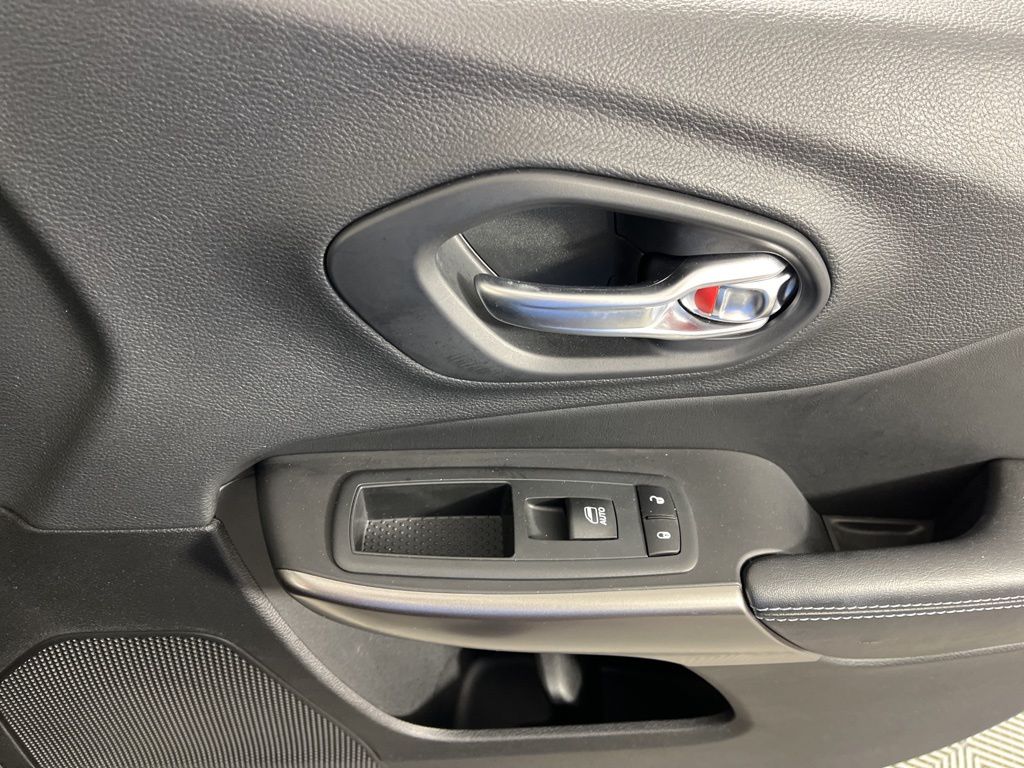 Thumbnail: 2019 Jeep Cherokee - 11