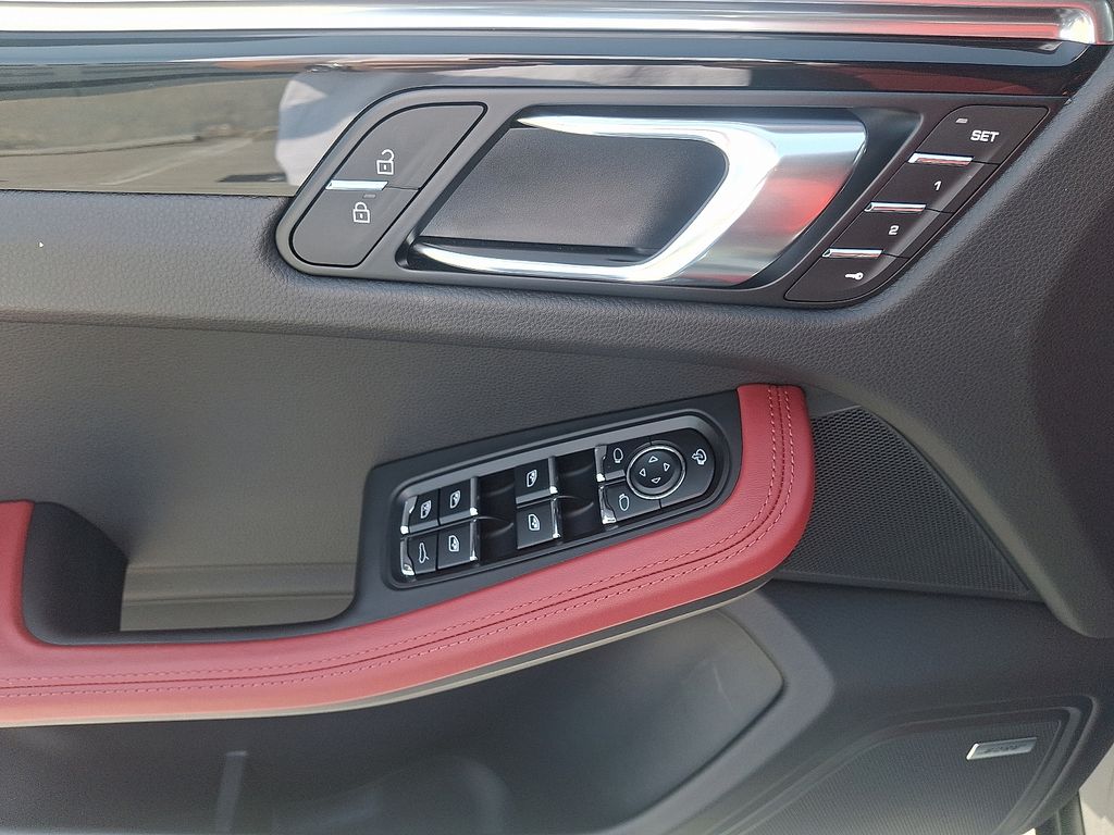 Thumbnail: 2025 Porsche Macan - 14