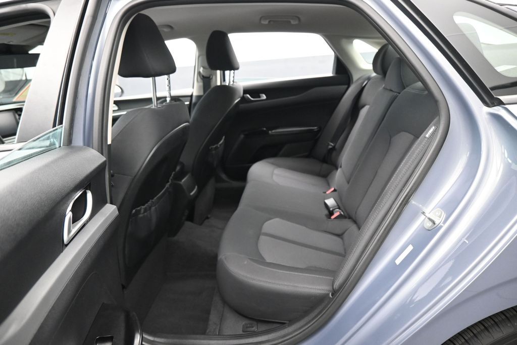 Used 2024 Everlasting Silver Kia LXS image 27